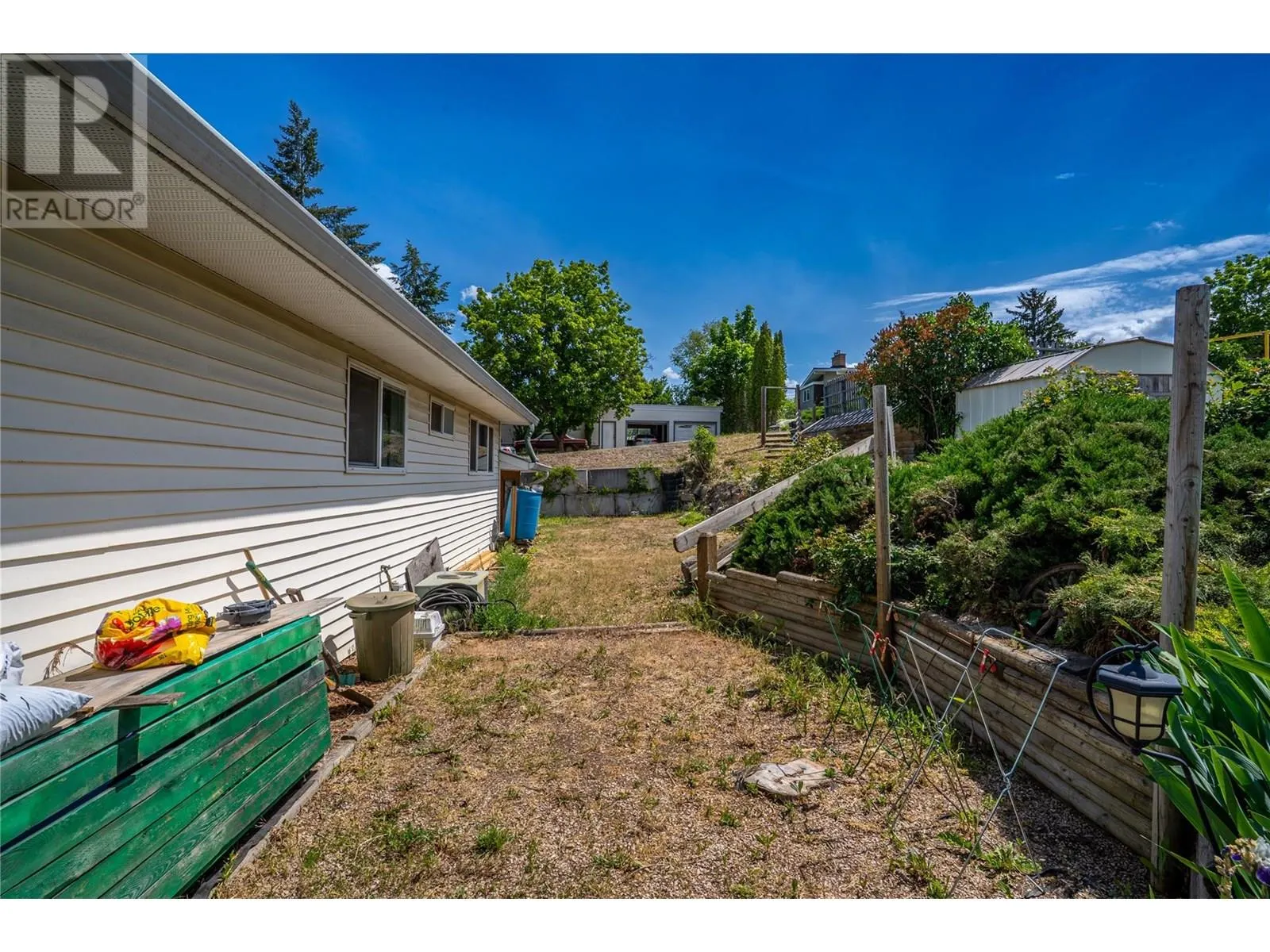 3700 17 Ave