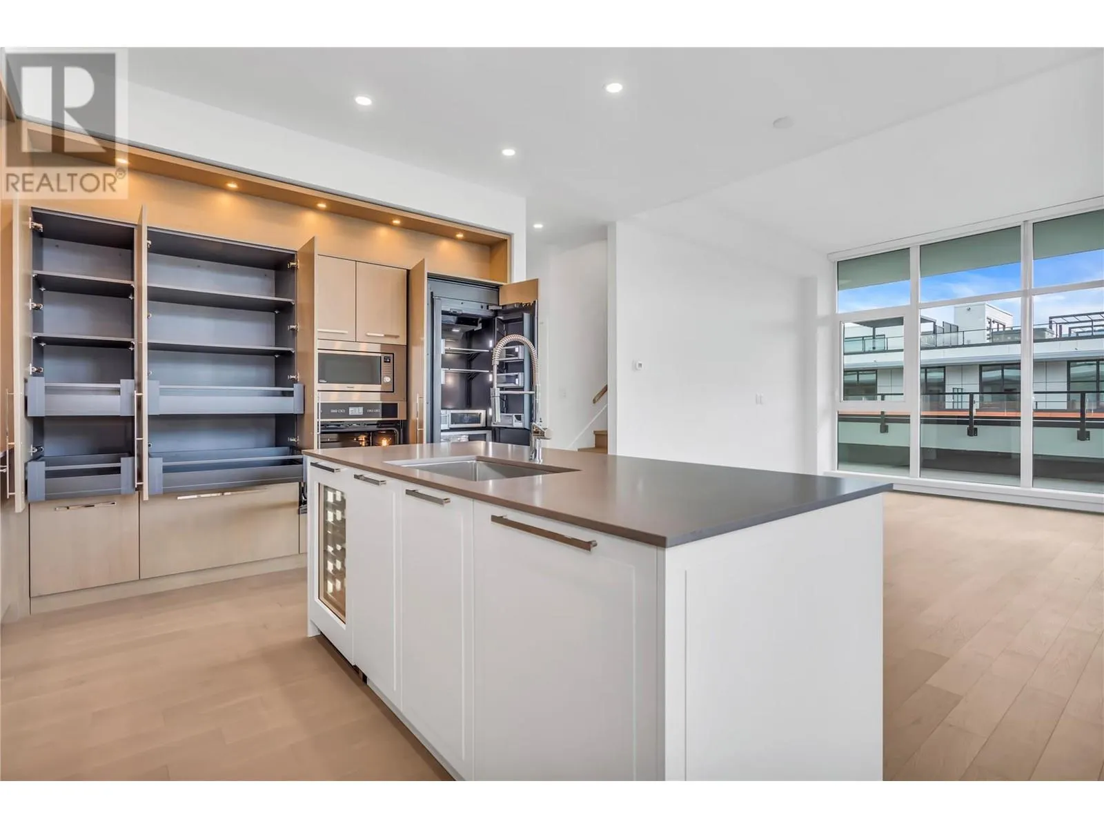 3389 Lakeshore Road Unit# 601