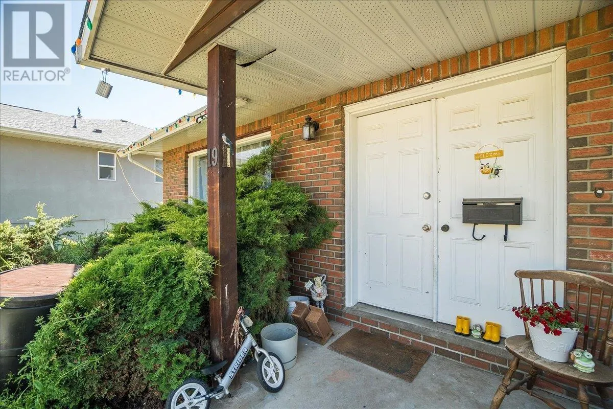 1916 Riverside Crescent