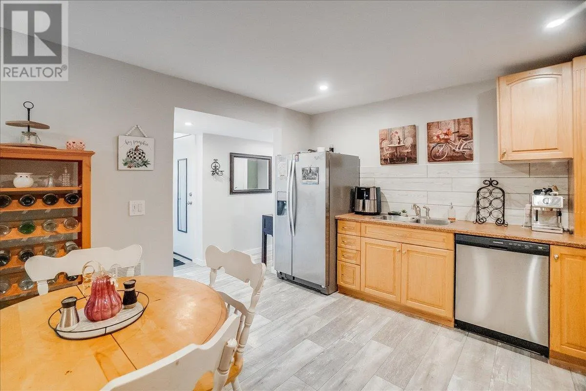 1916 Riverside Crescent