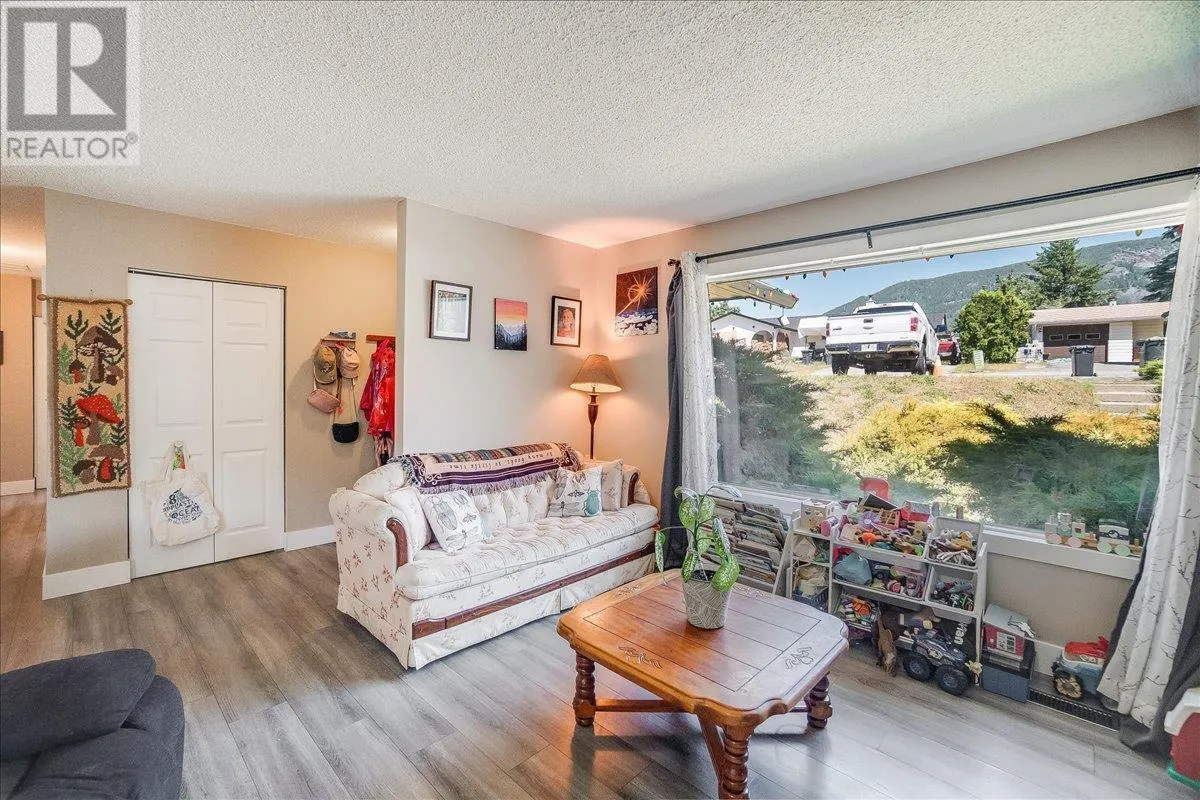 1916 Riverside Crescent