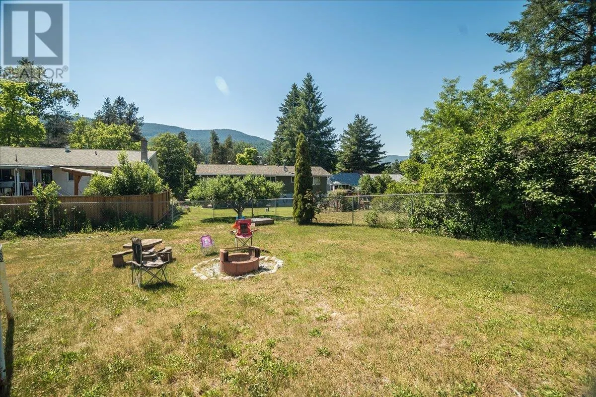 1916 Riverside Crescent