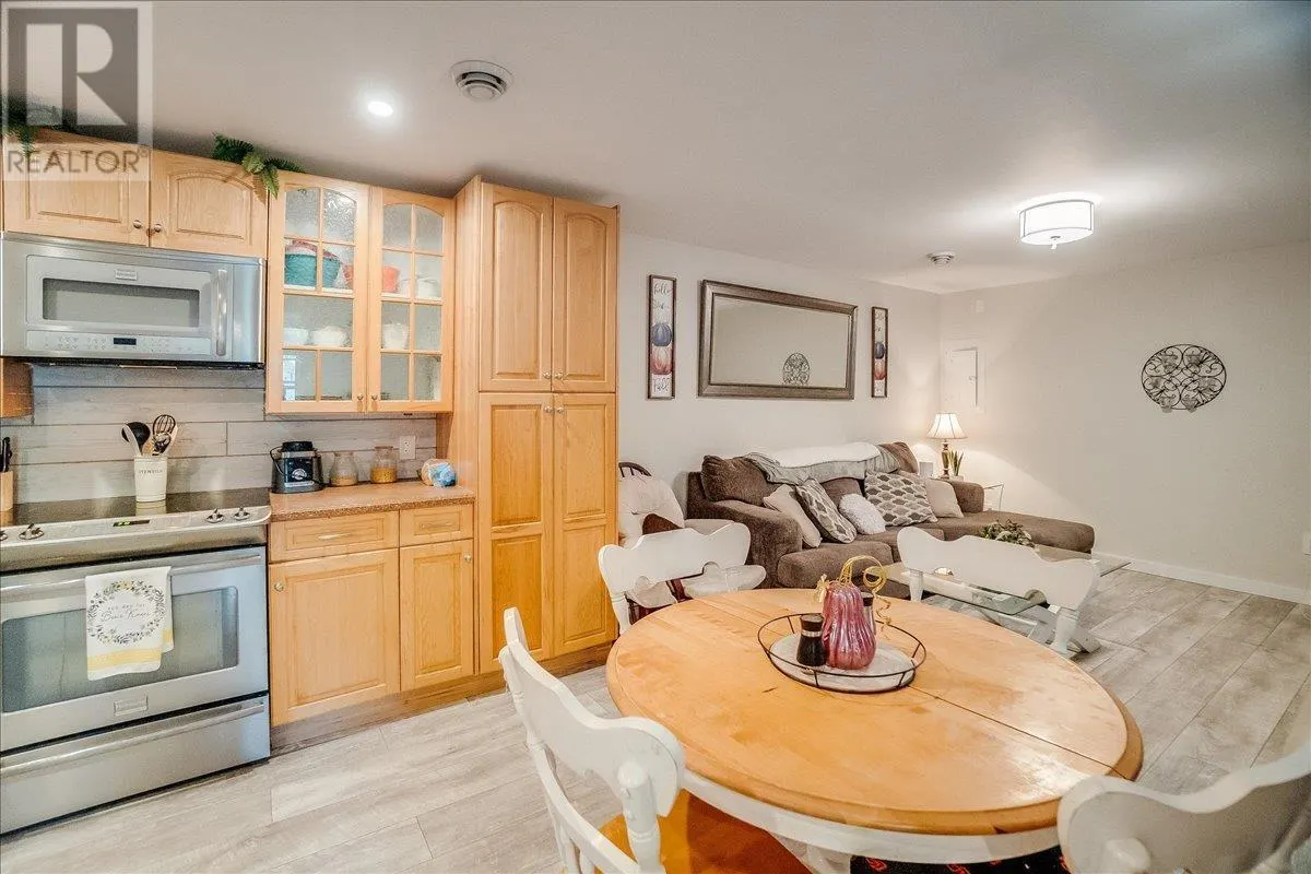 1916 Riverside Crescent