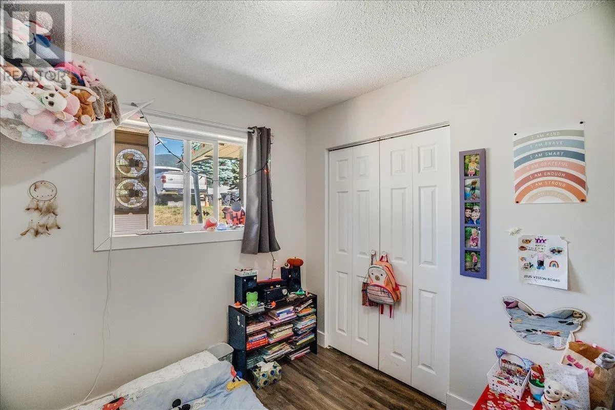 1916 Riverside Crescent