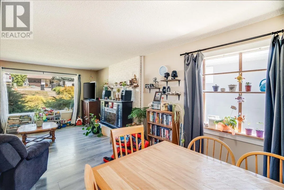 1916 Riverside Crescent