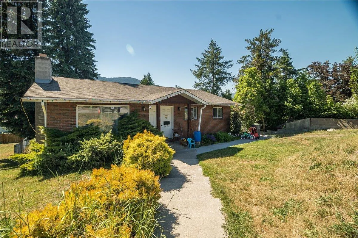 1916 Riverside Crescent