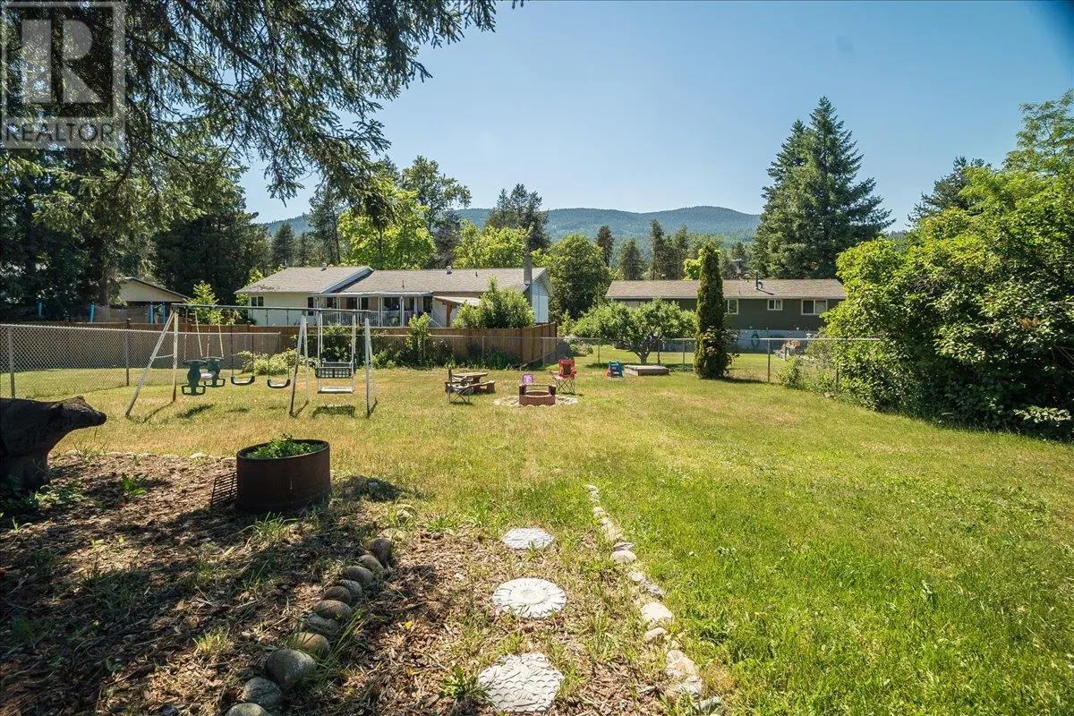 1916 Riverside Crescent
