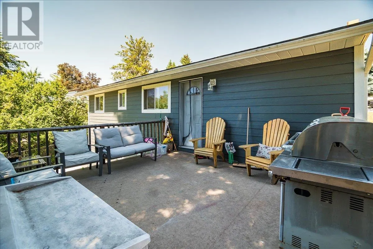 1916 Riverside Crescent