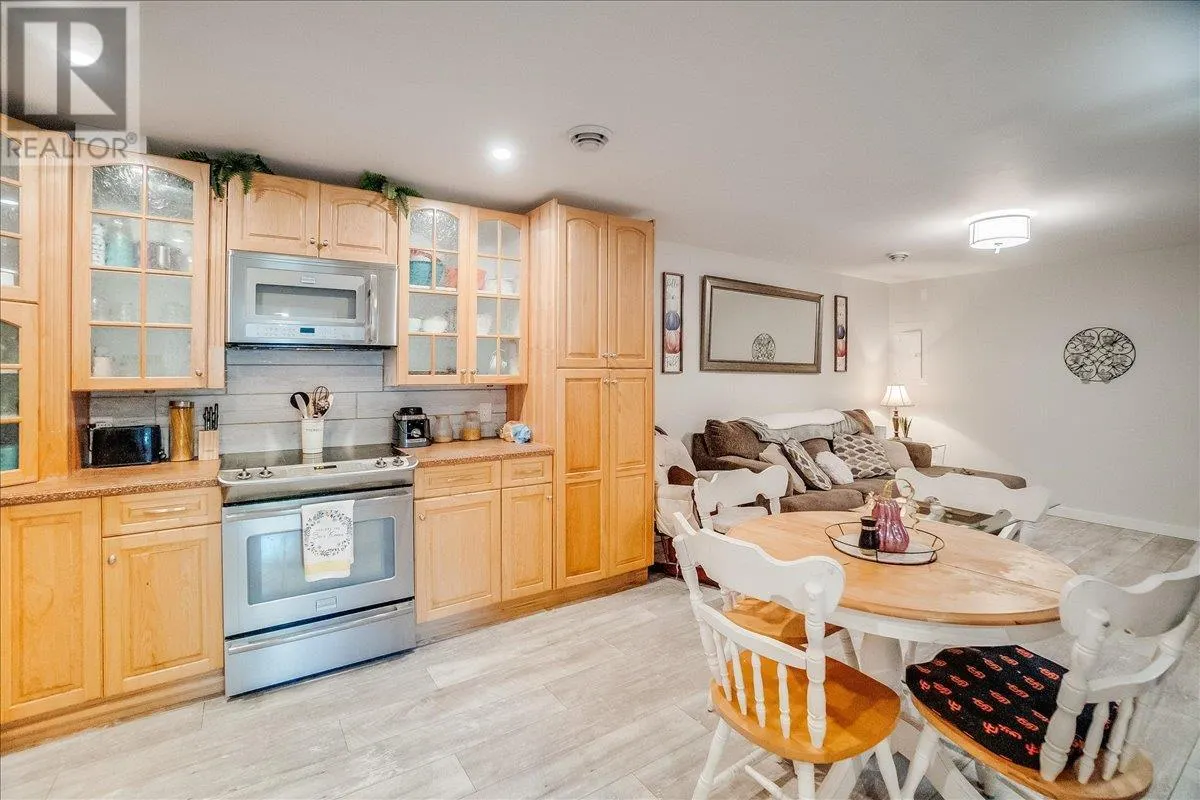 1916 Riverside Crescent
