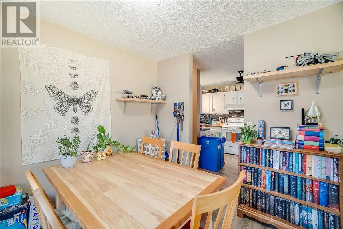 1916 Riverside Crescent
