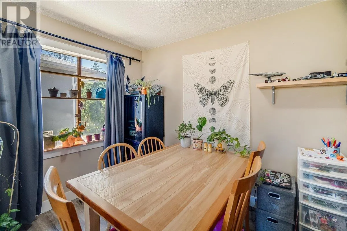 1916 Riverside Crescent
