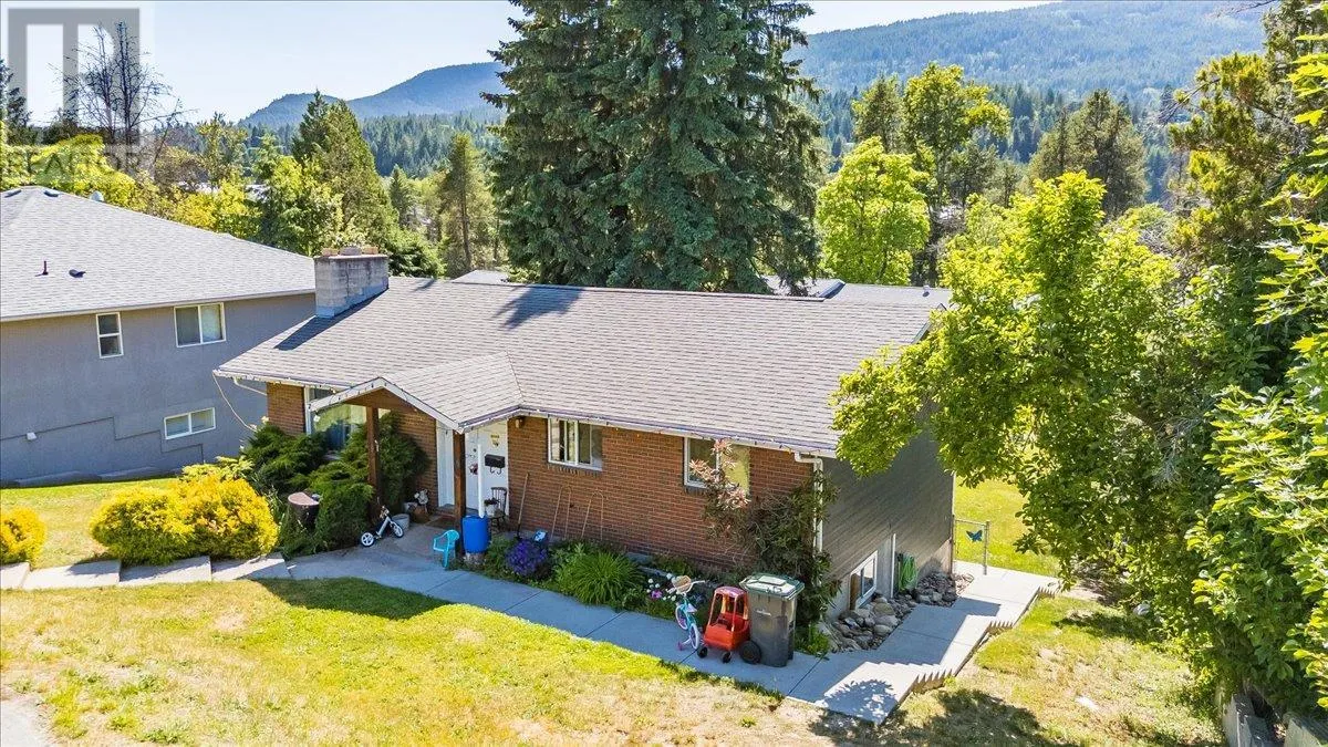 1916 Riverside Crescent