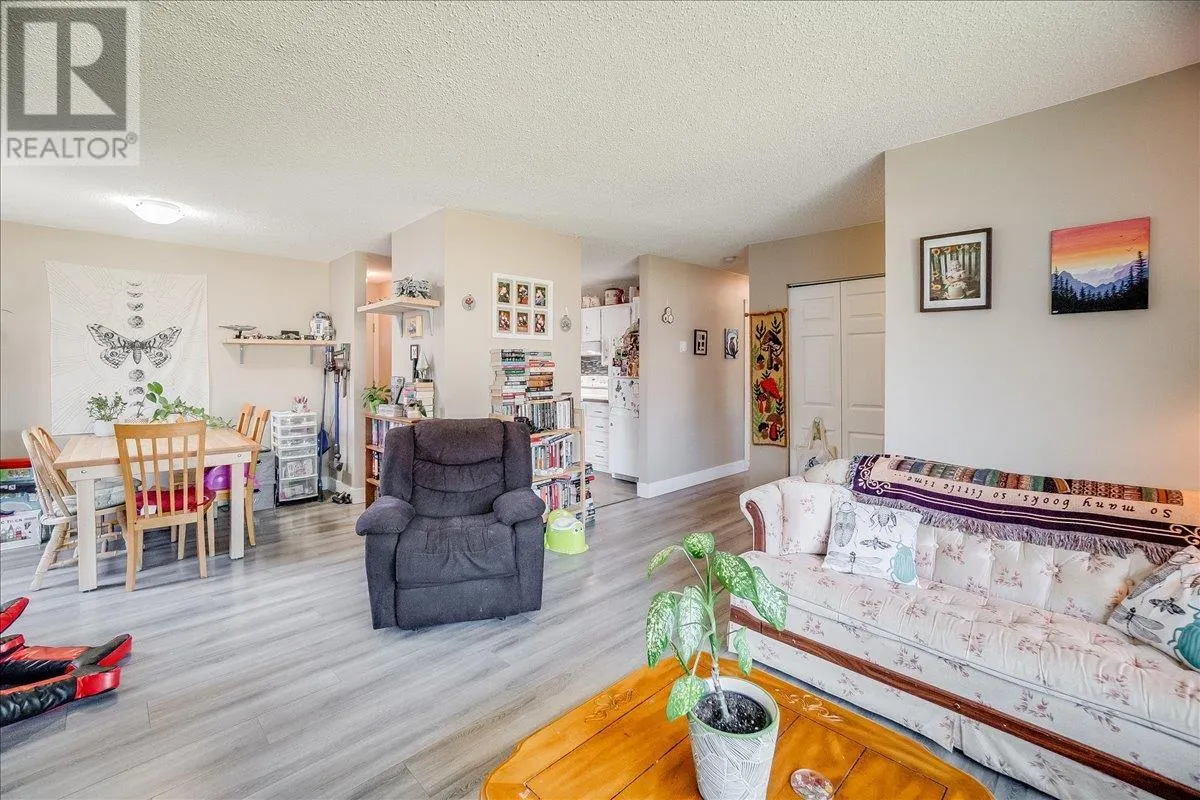 1916 Riverside Crescent