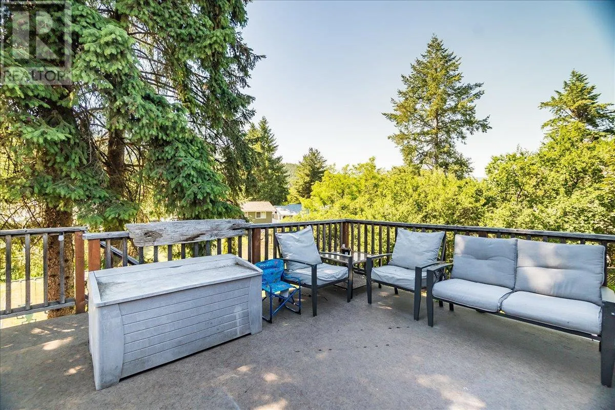 1916 Riverside Crescent