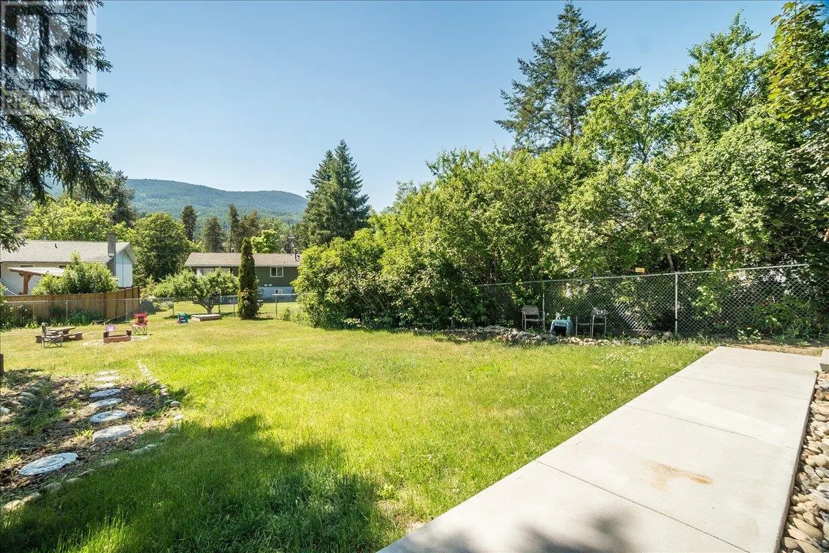 1916 Riverside Crescent