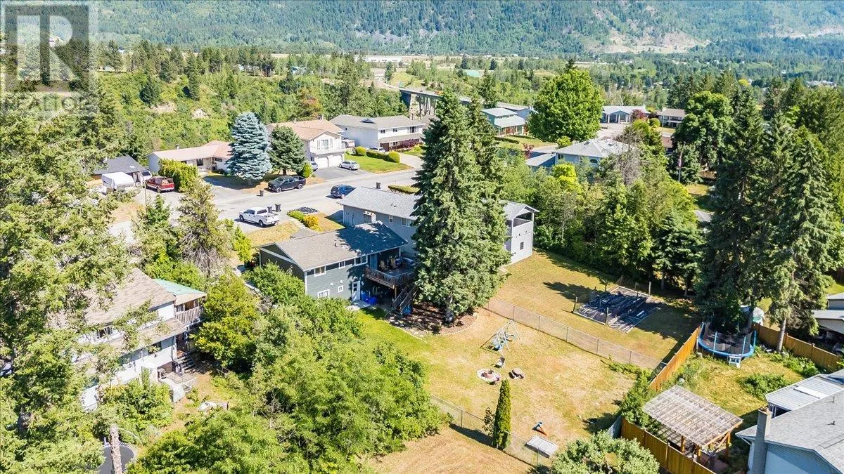 1916 Riverside Crescent