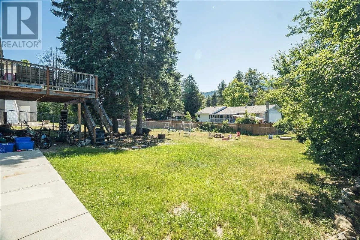 1916 Riverside Crescent