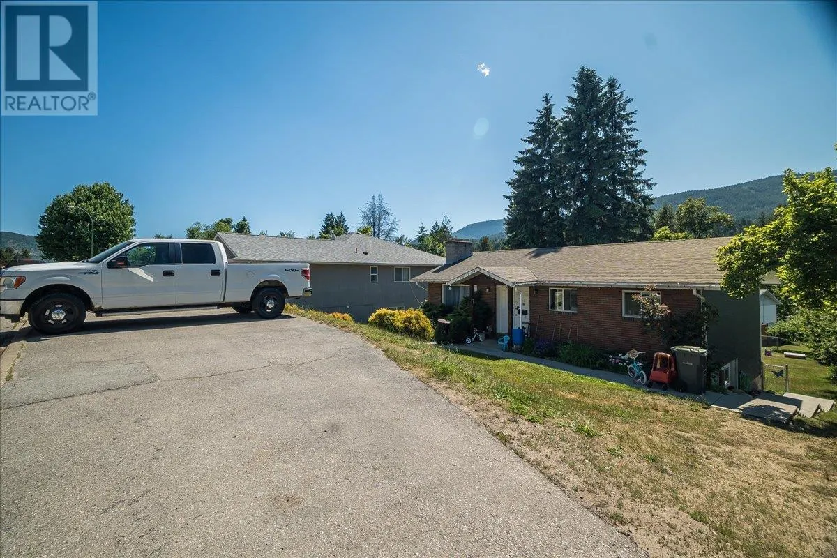 1916 Riverside Crescent