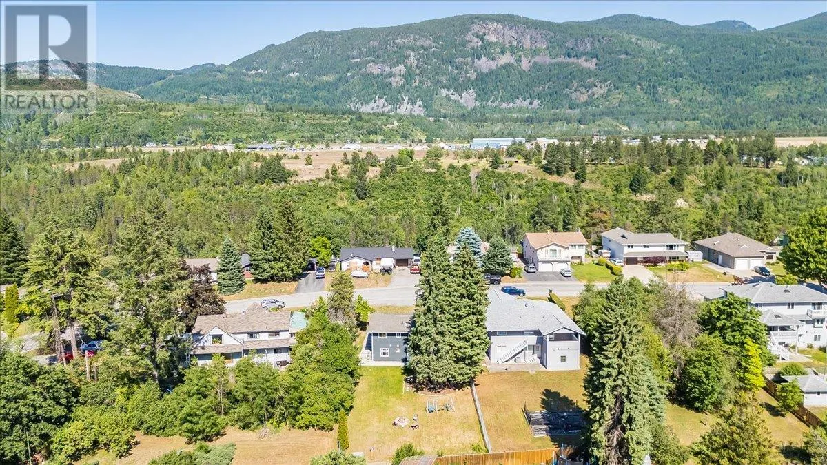 1916 Riverside Crescent