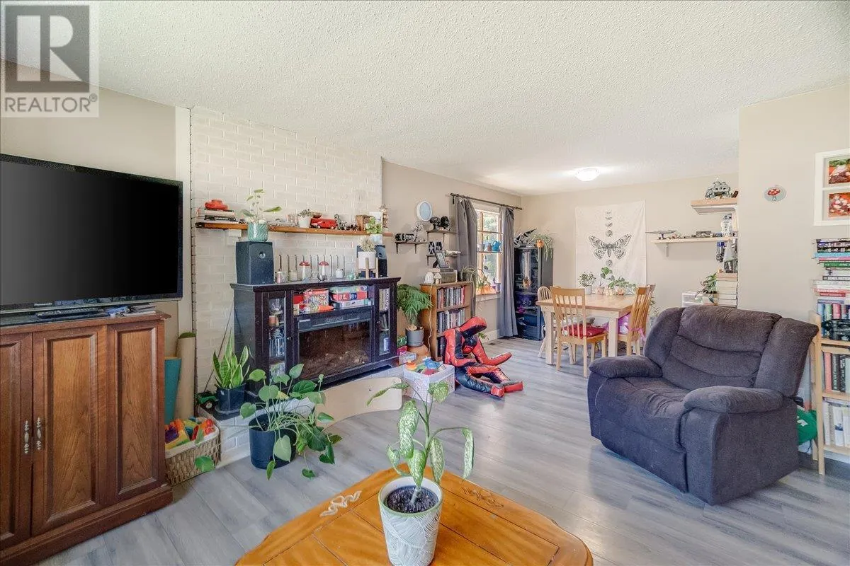 1916 Riverside Crescent