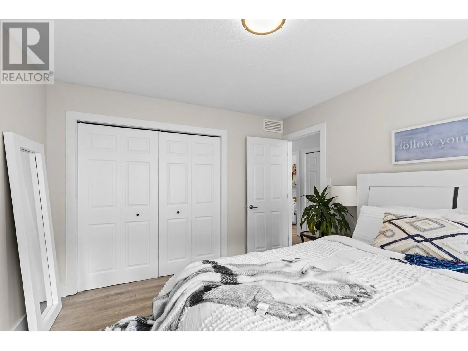 6427 Stuart Crescent