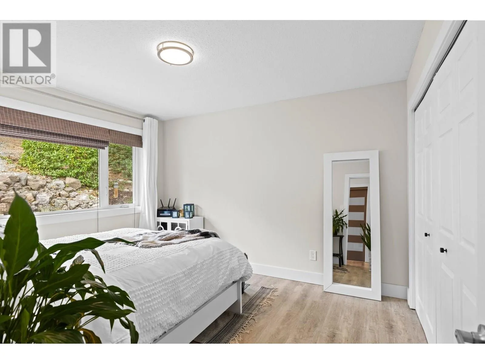 6427 Stuart Crescent