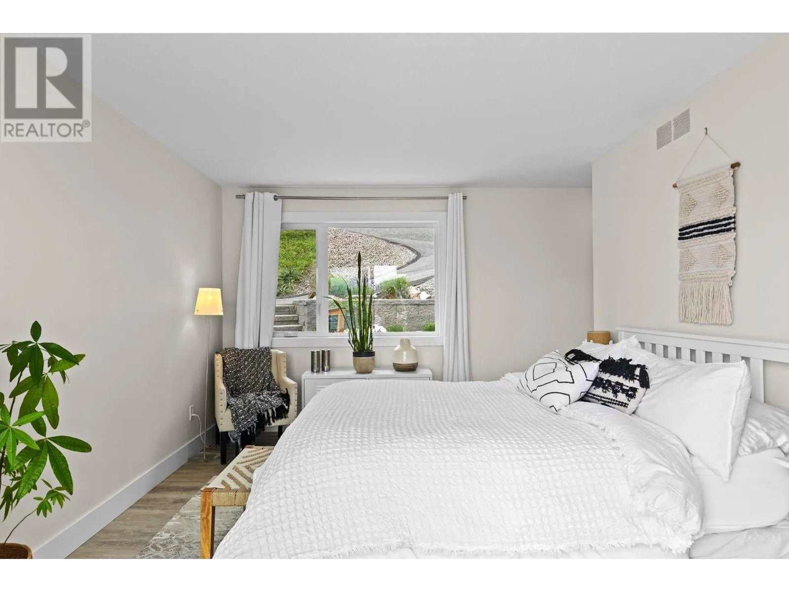 6427 Stuart Crescent
