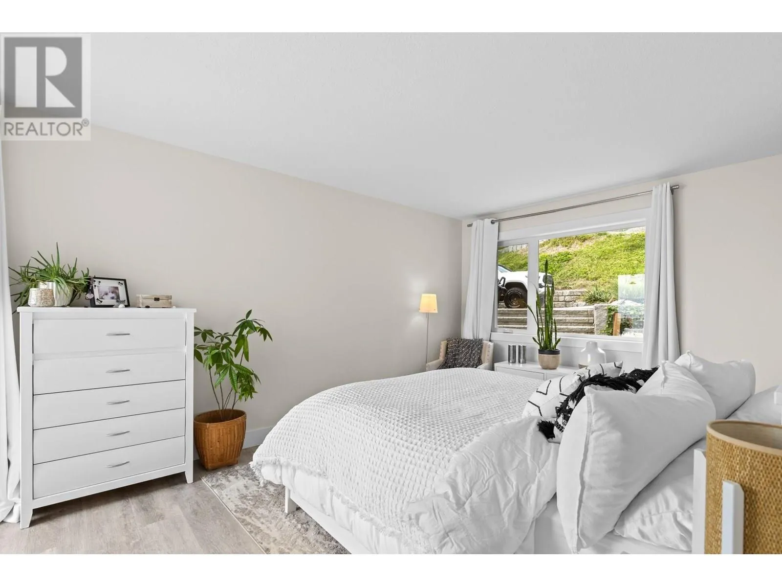 6427 Stuart Crescent