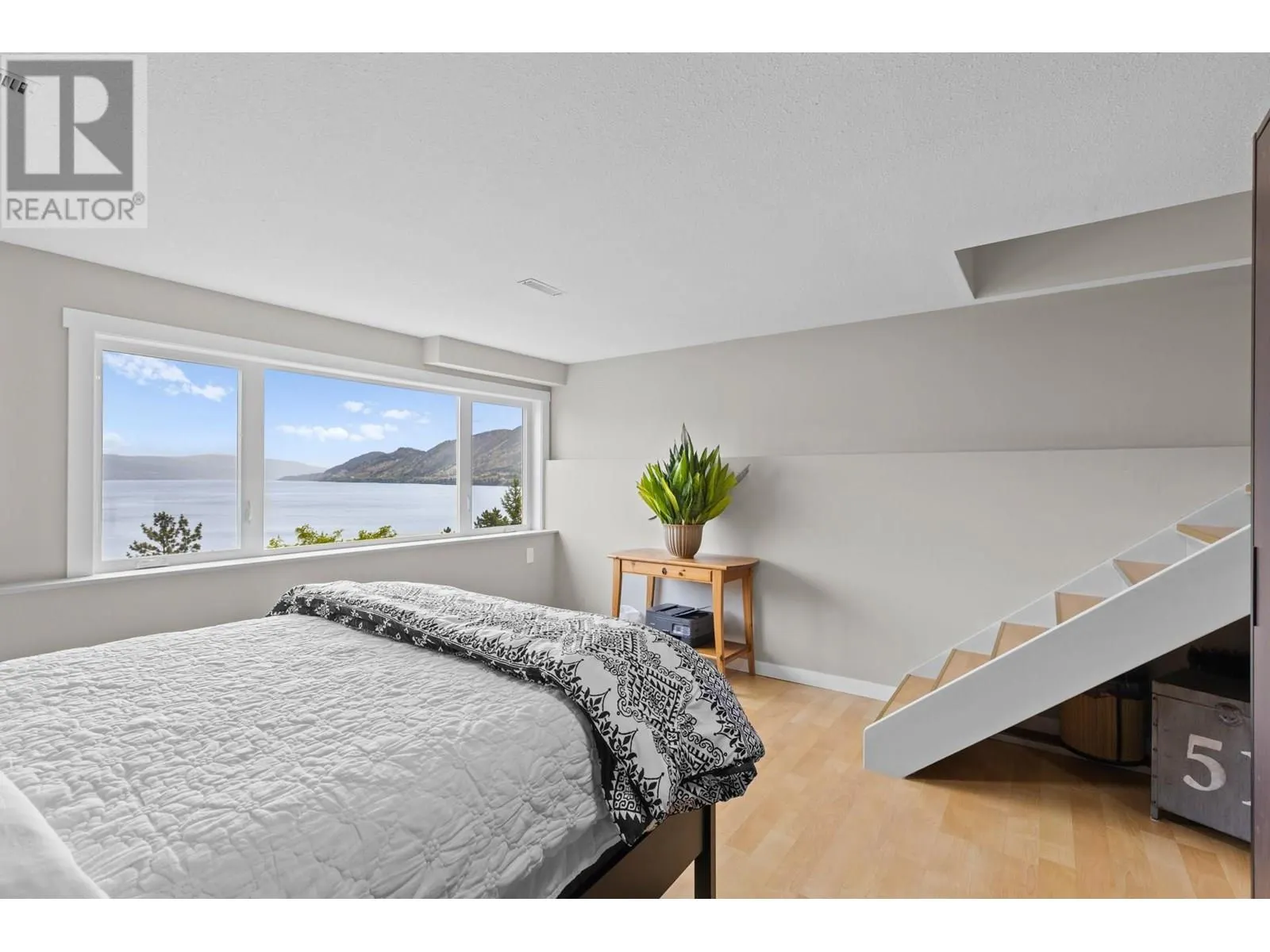 6427 Stuart Crescent