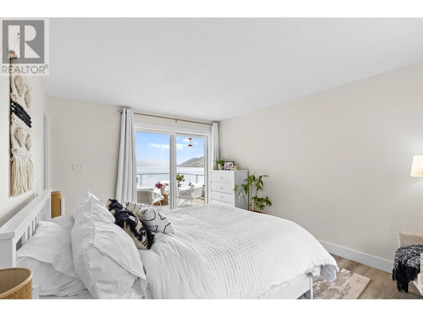 6427 Stuart Crescent