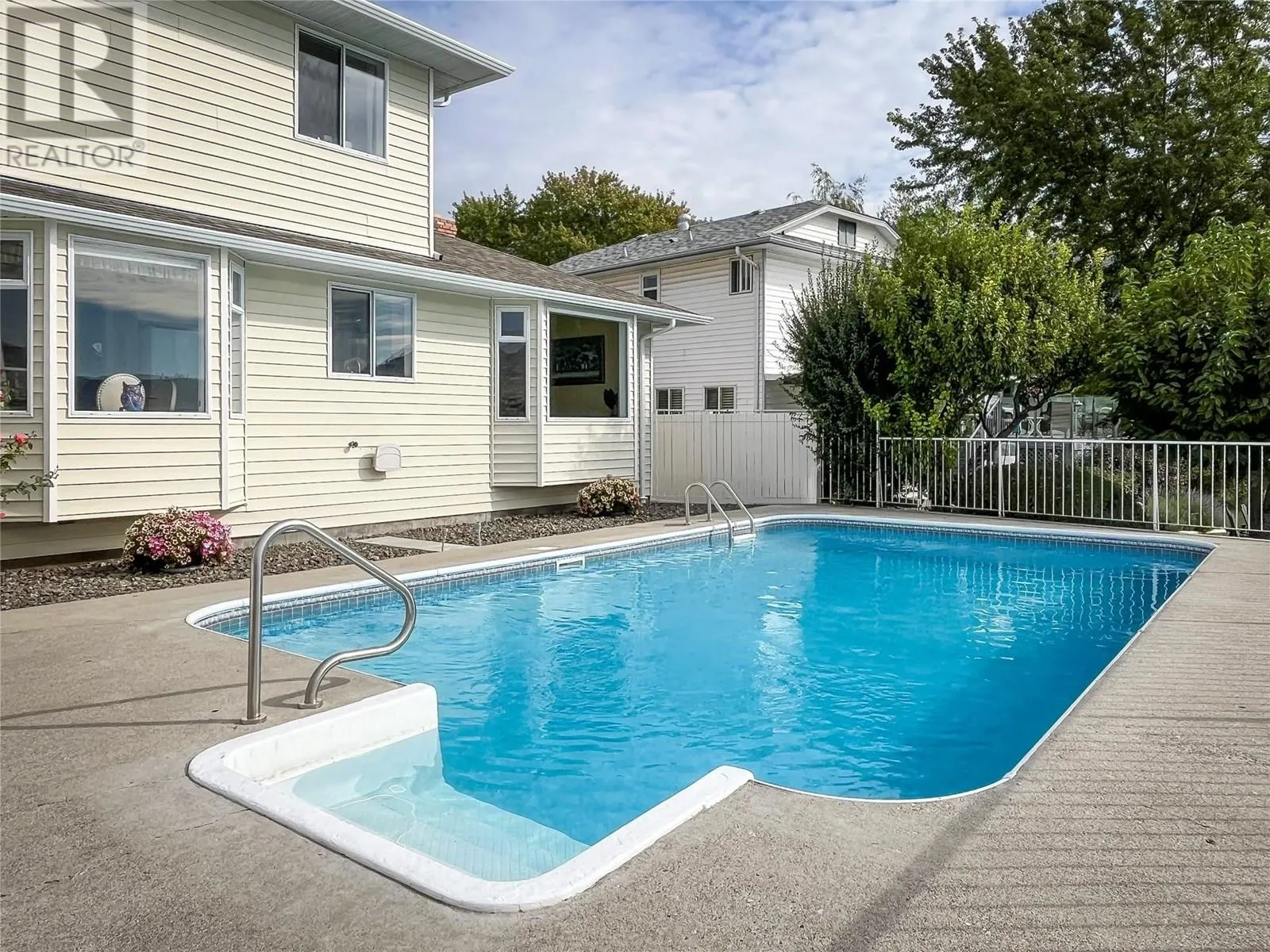 8 BAYVIEW Crescent