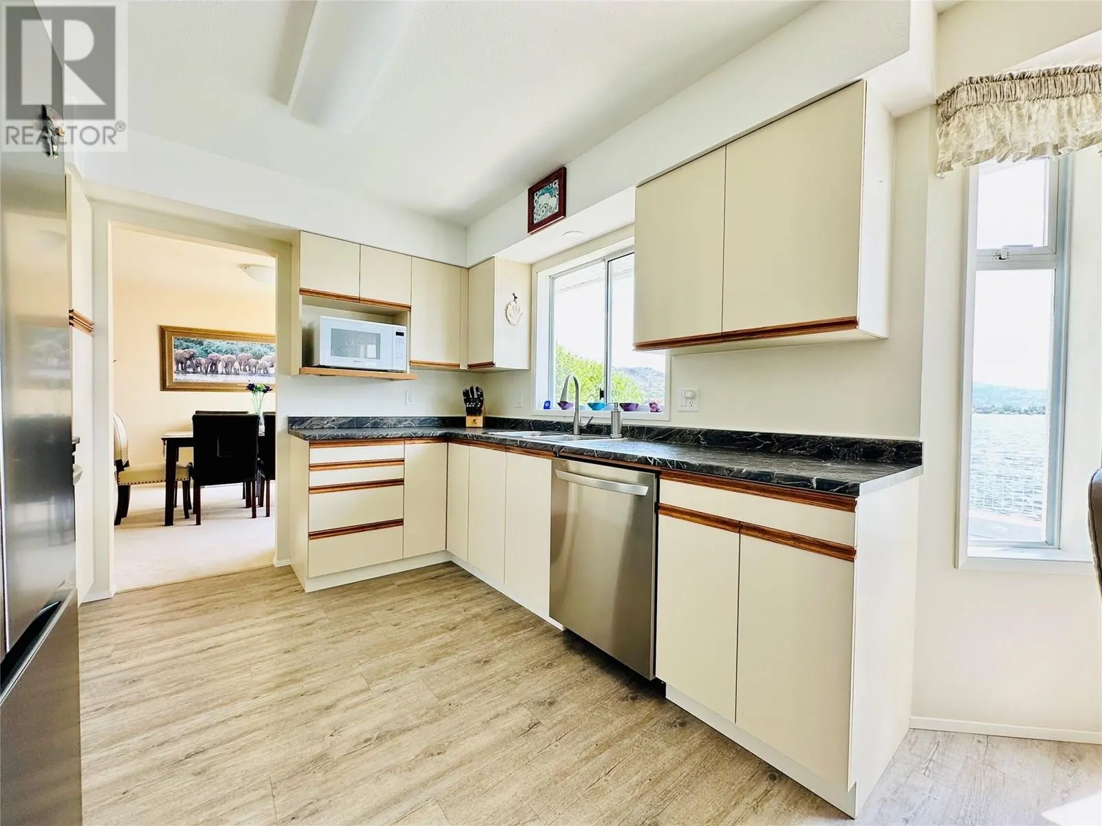 8 BAYVIEW Crescent