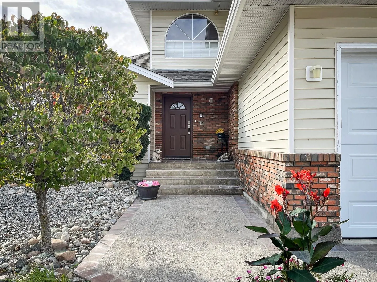 8 BAYVIEW Crescent
