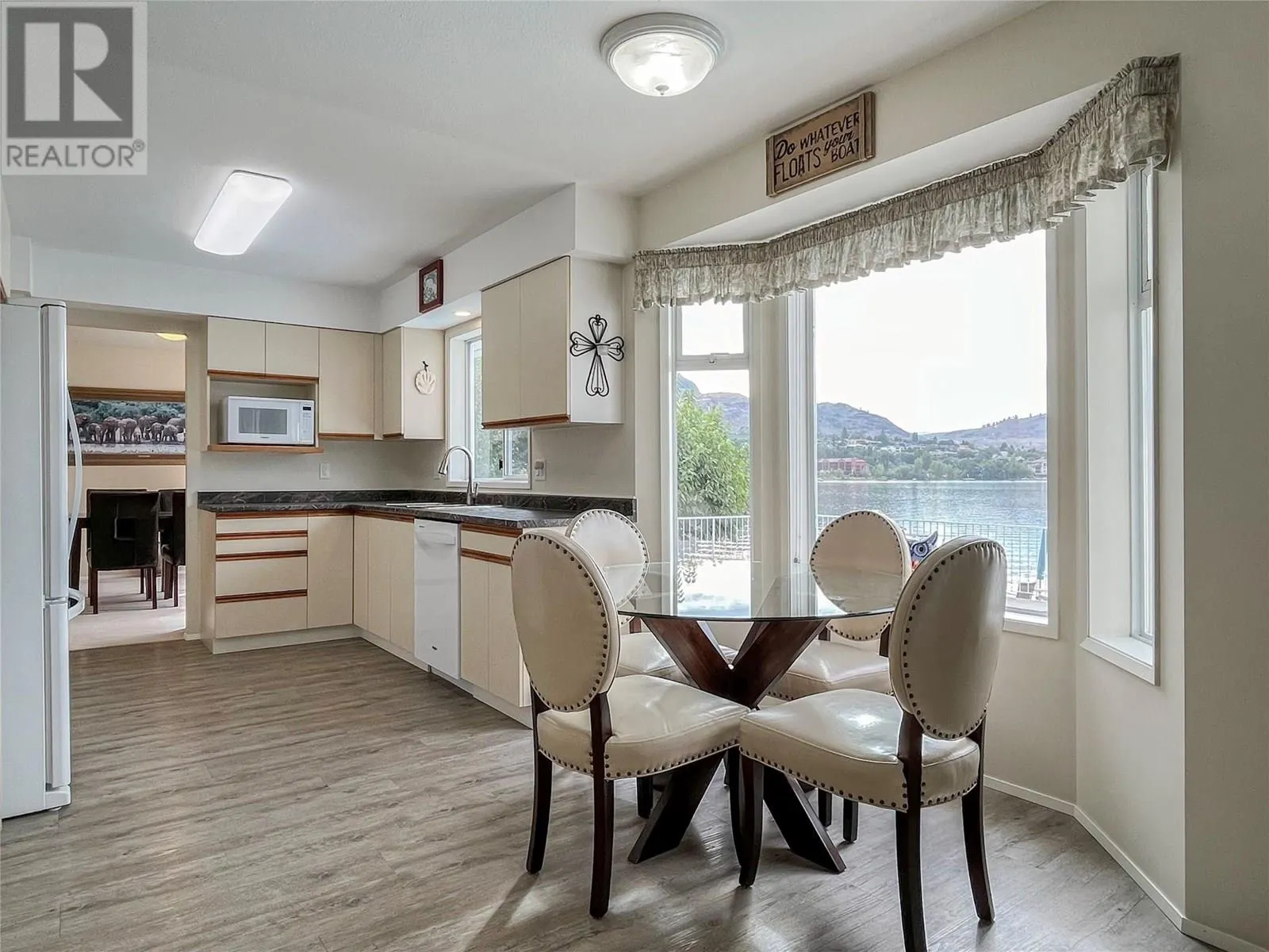 8 BAYVIEW Crescent