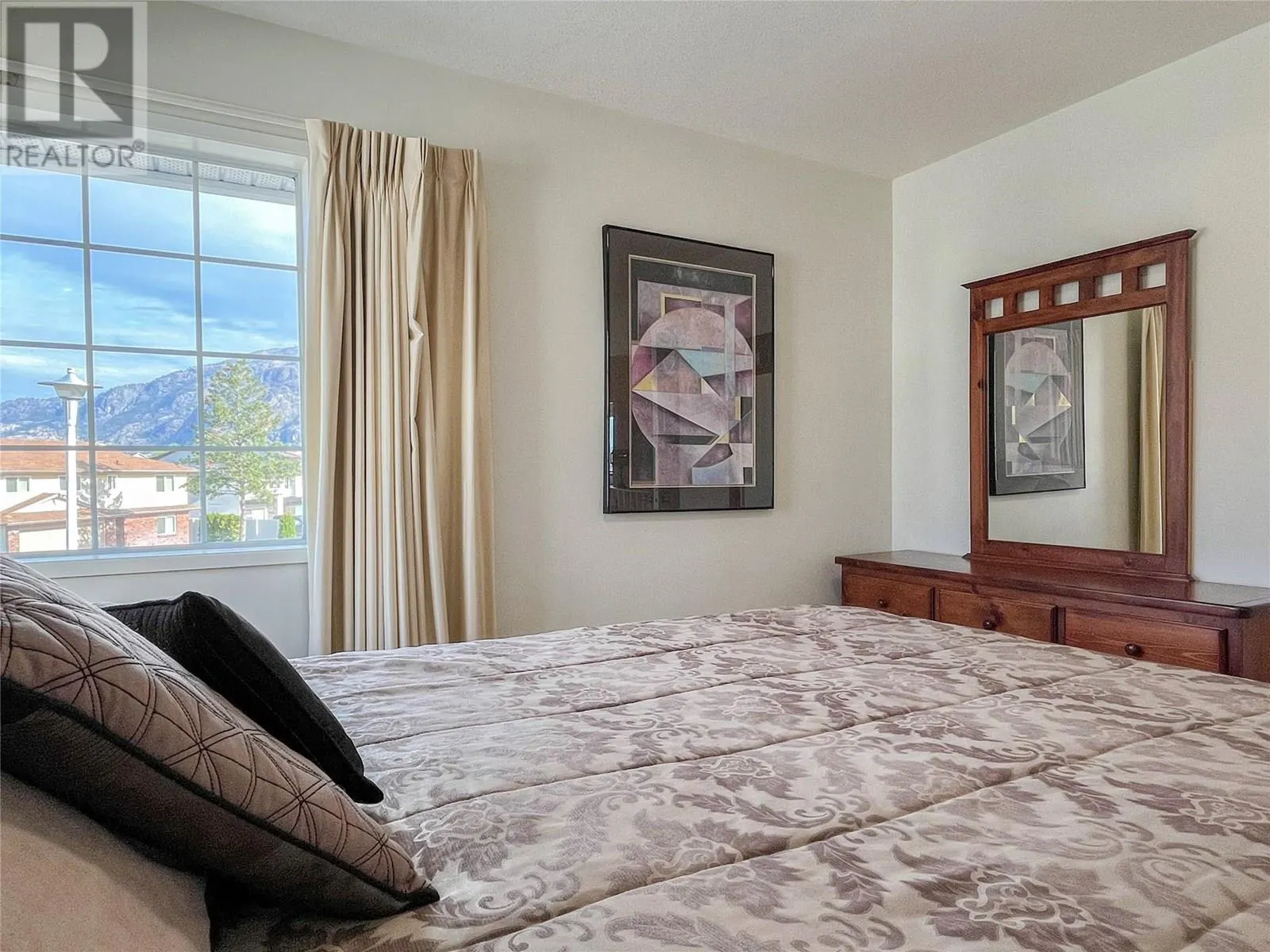 8 BAYVIEW Crescent