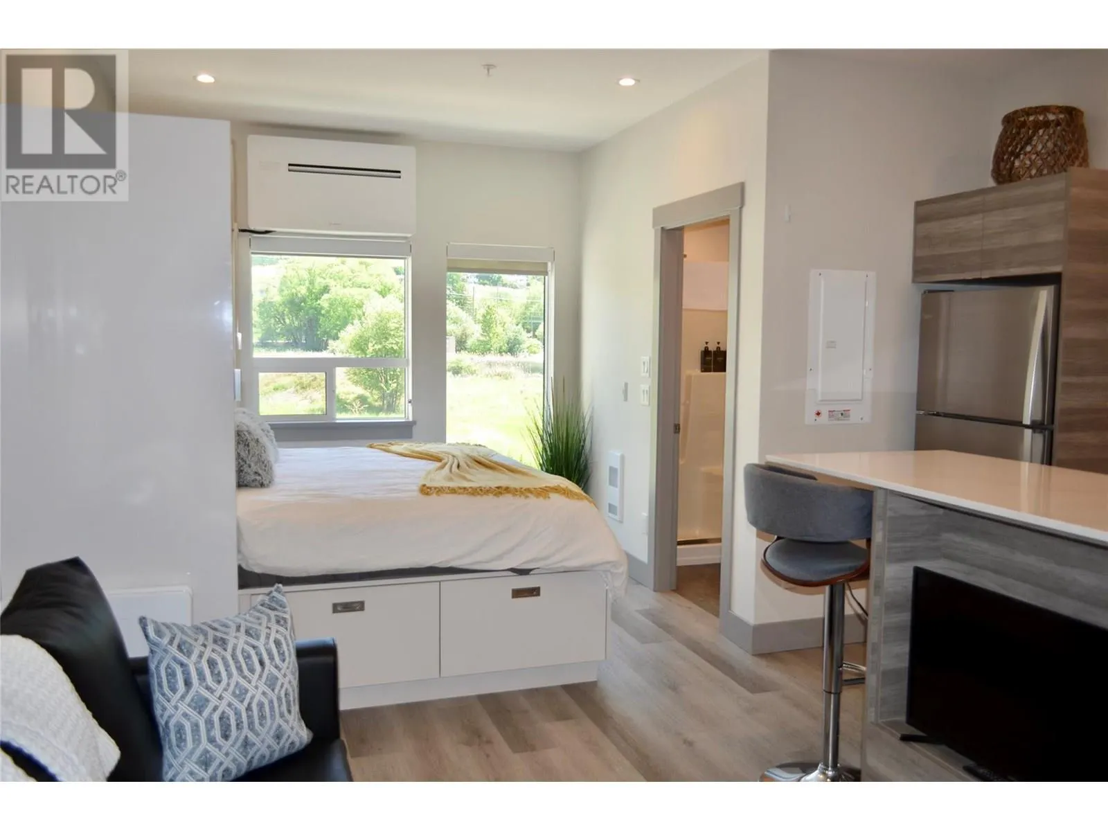 2555 Lakeshore Road Unit# 221