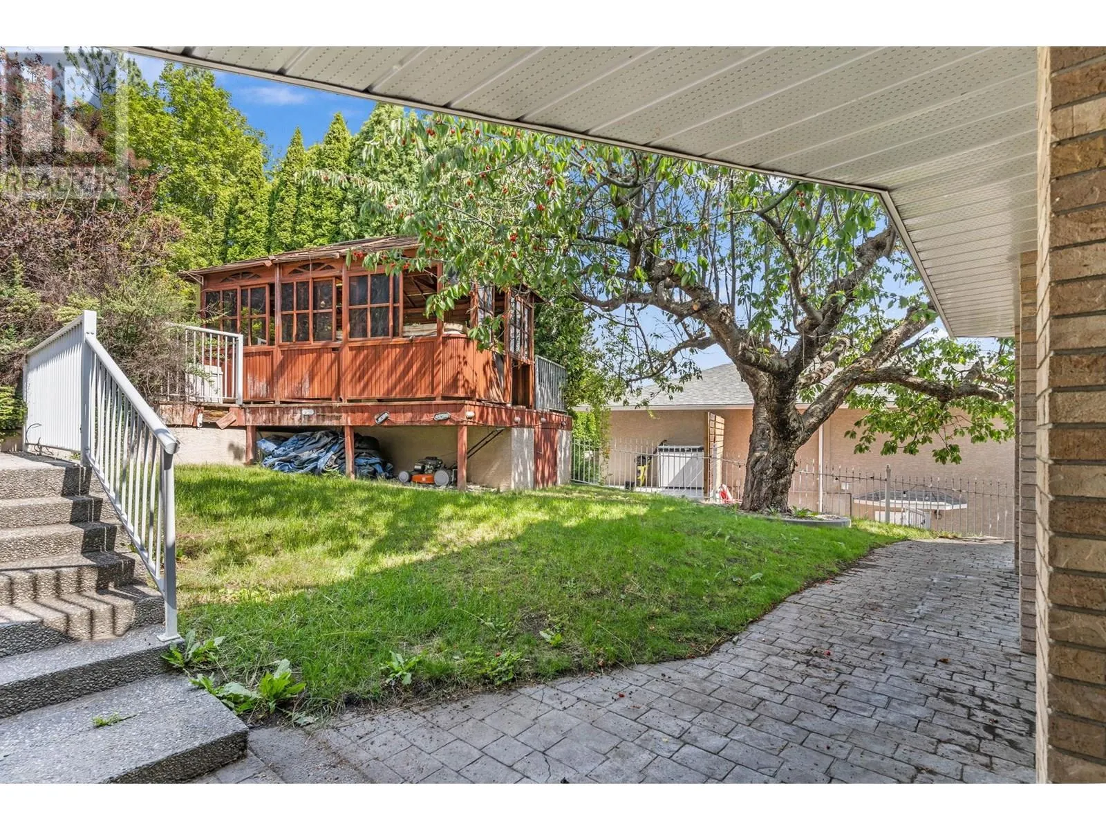 607 Clifton Road S