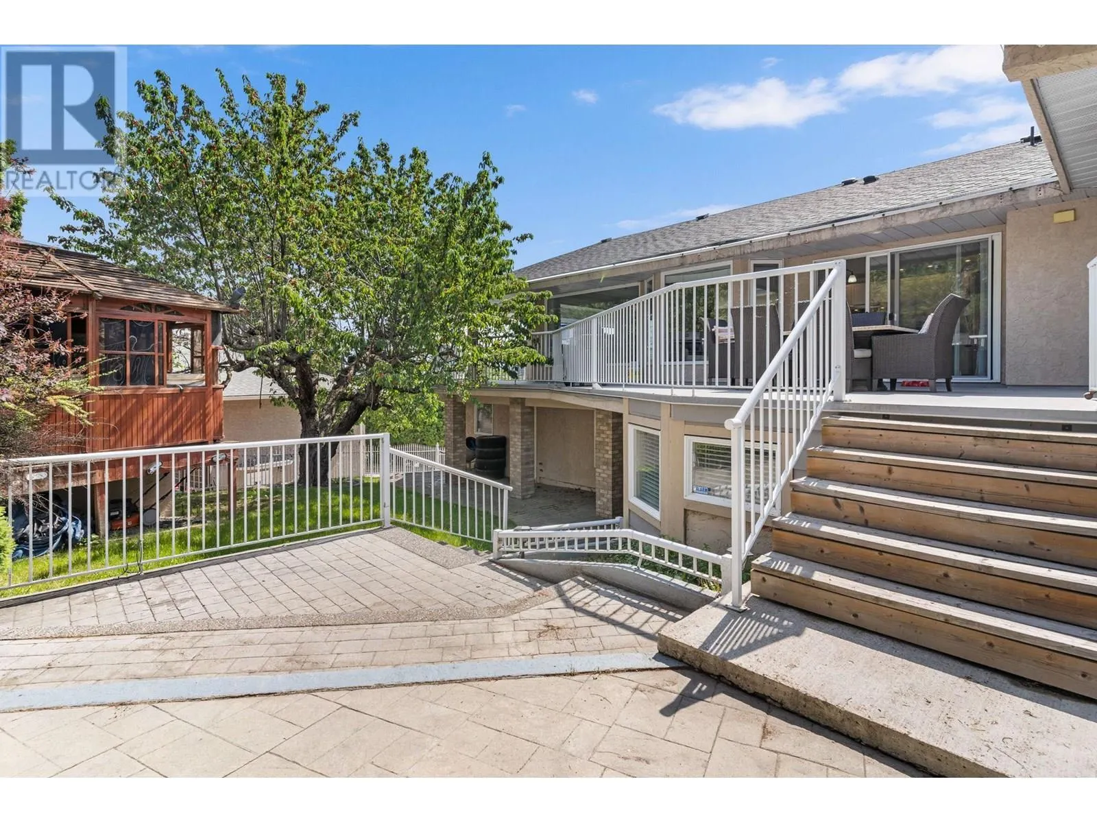 607 Clifton Road S