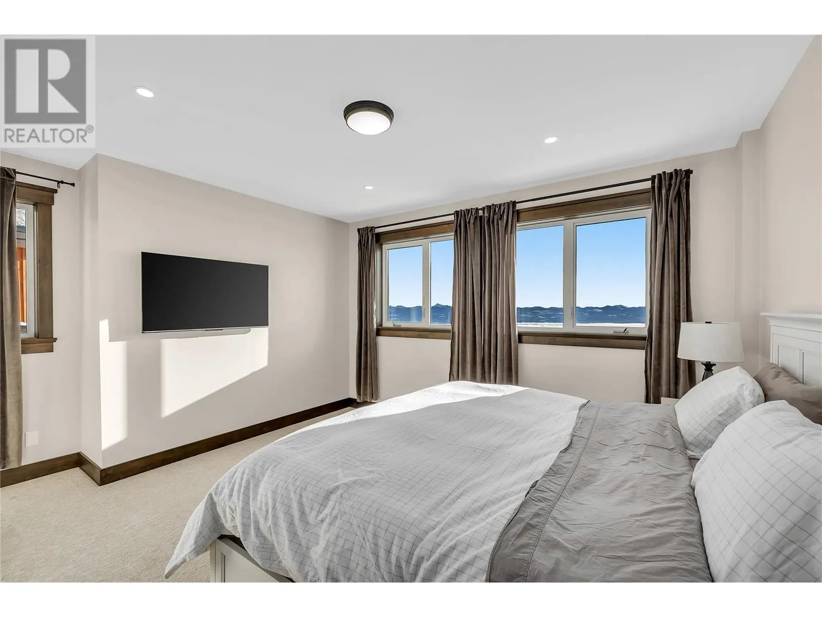 550 Feathertop Way