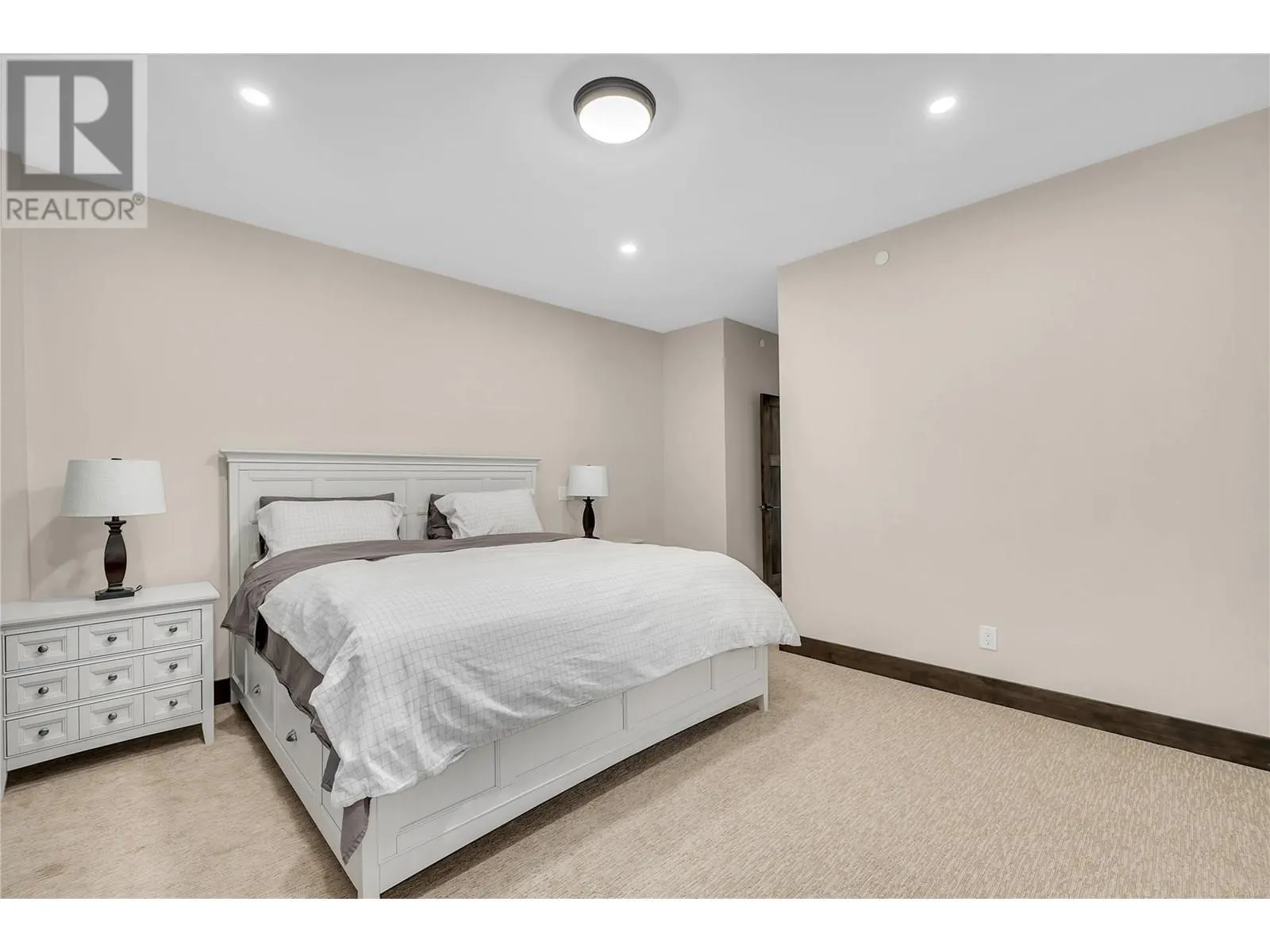 550 Feathertop Way