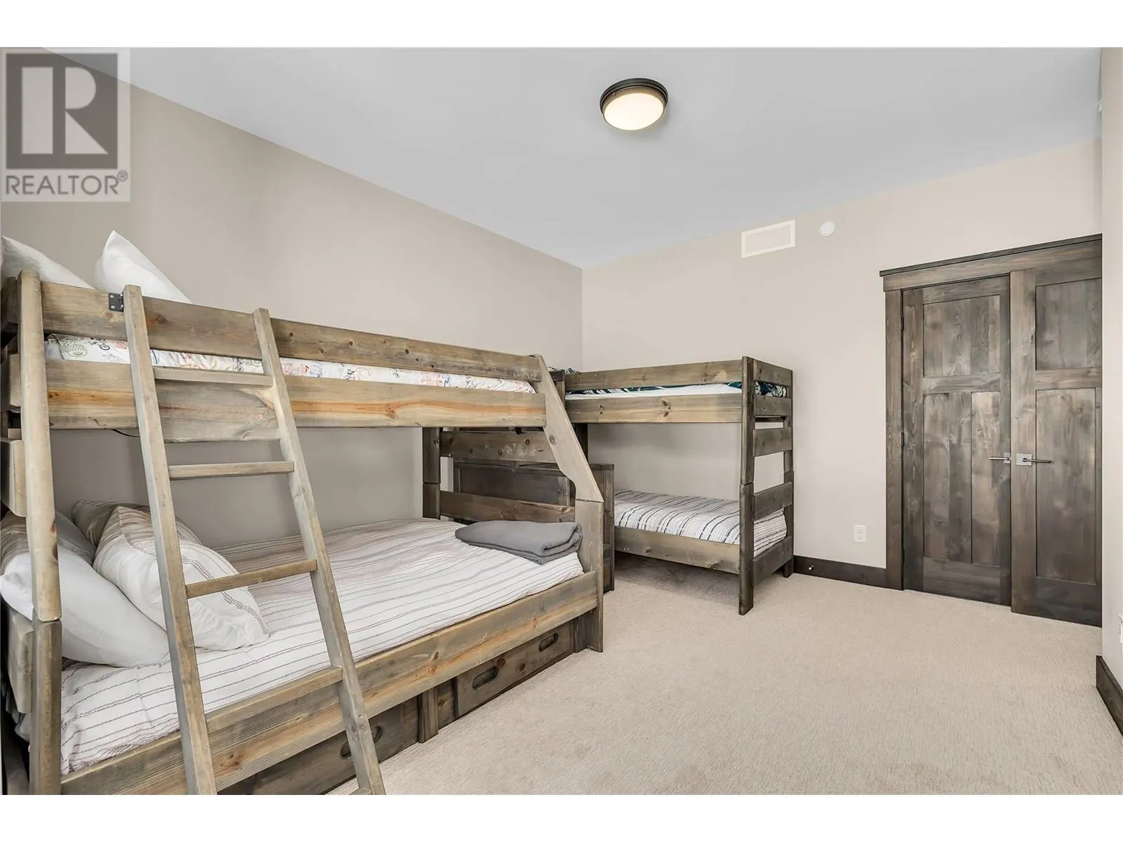 550 Feathertop Way