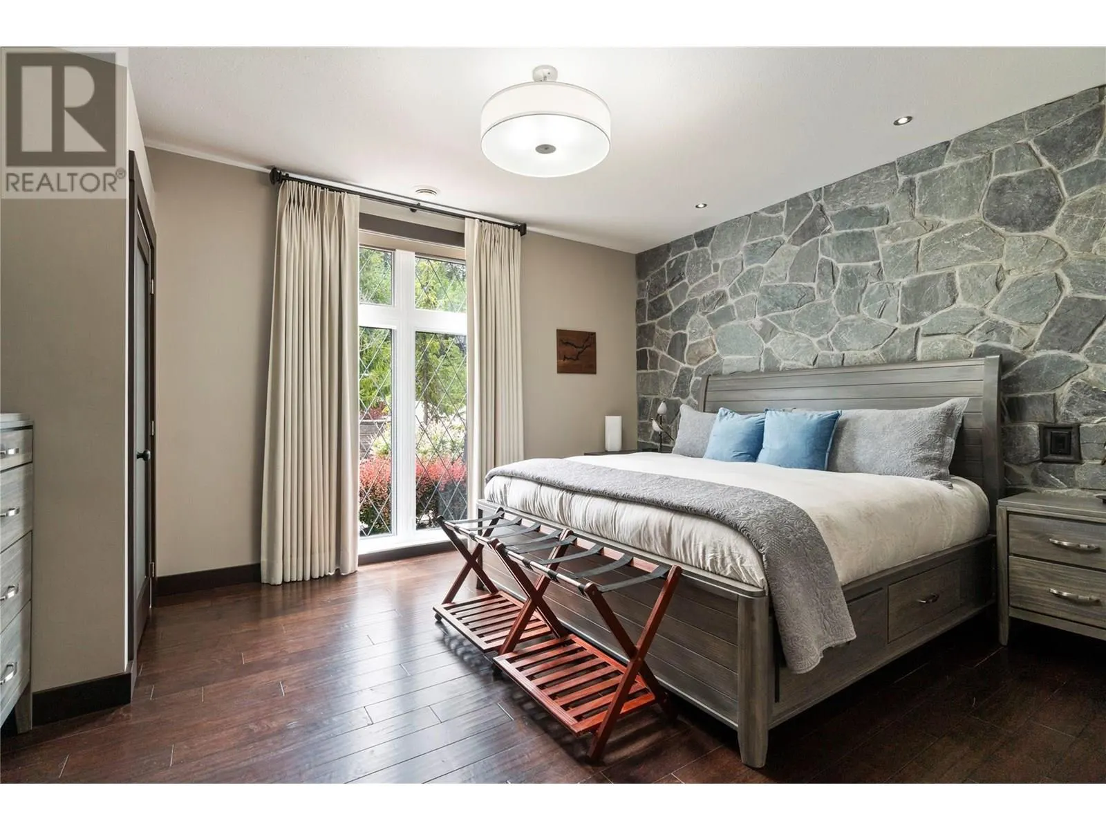 5121 IVY Road