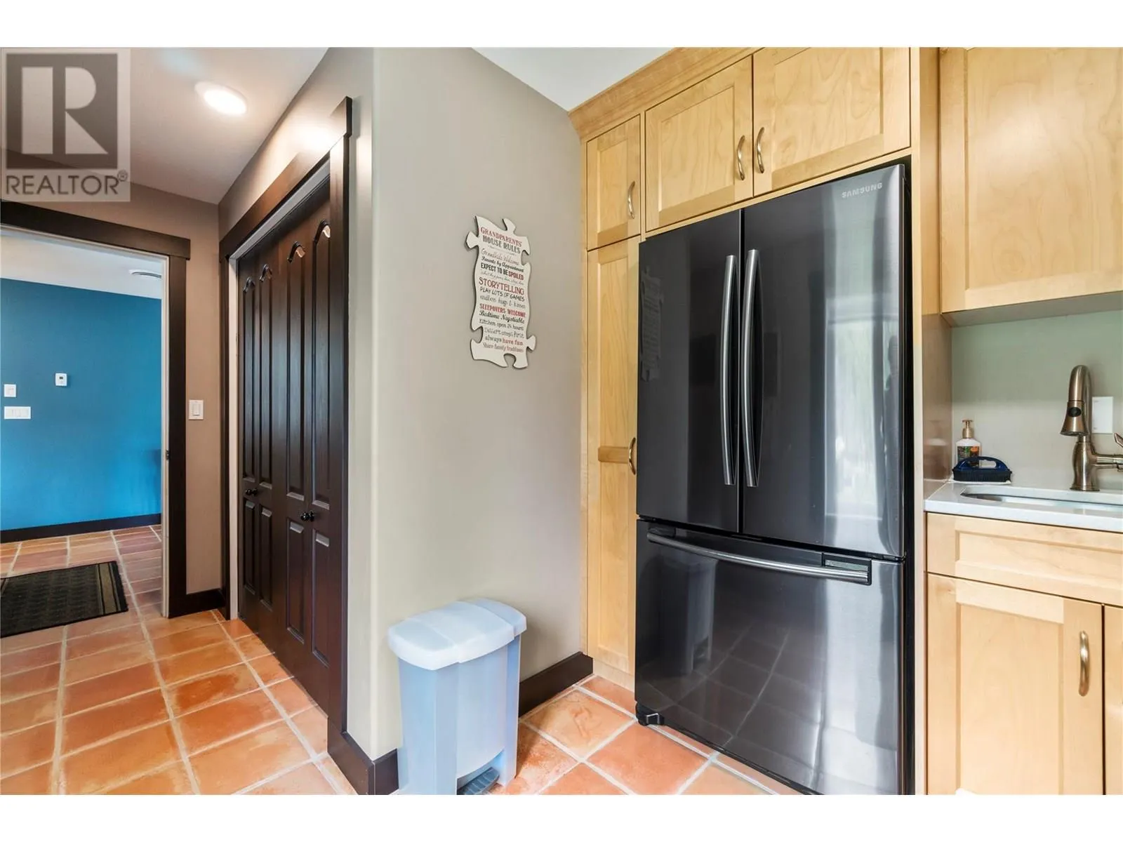 5121 IVY Road