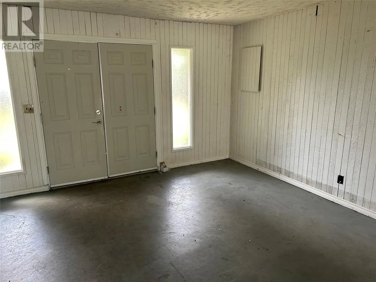 2571 Lakeshore Road