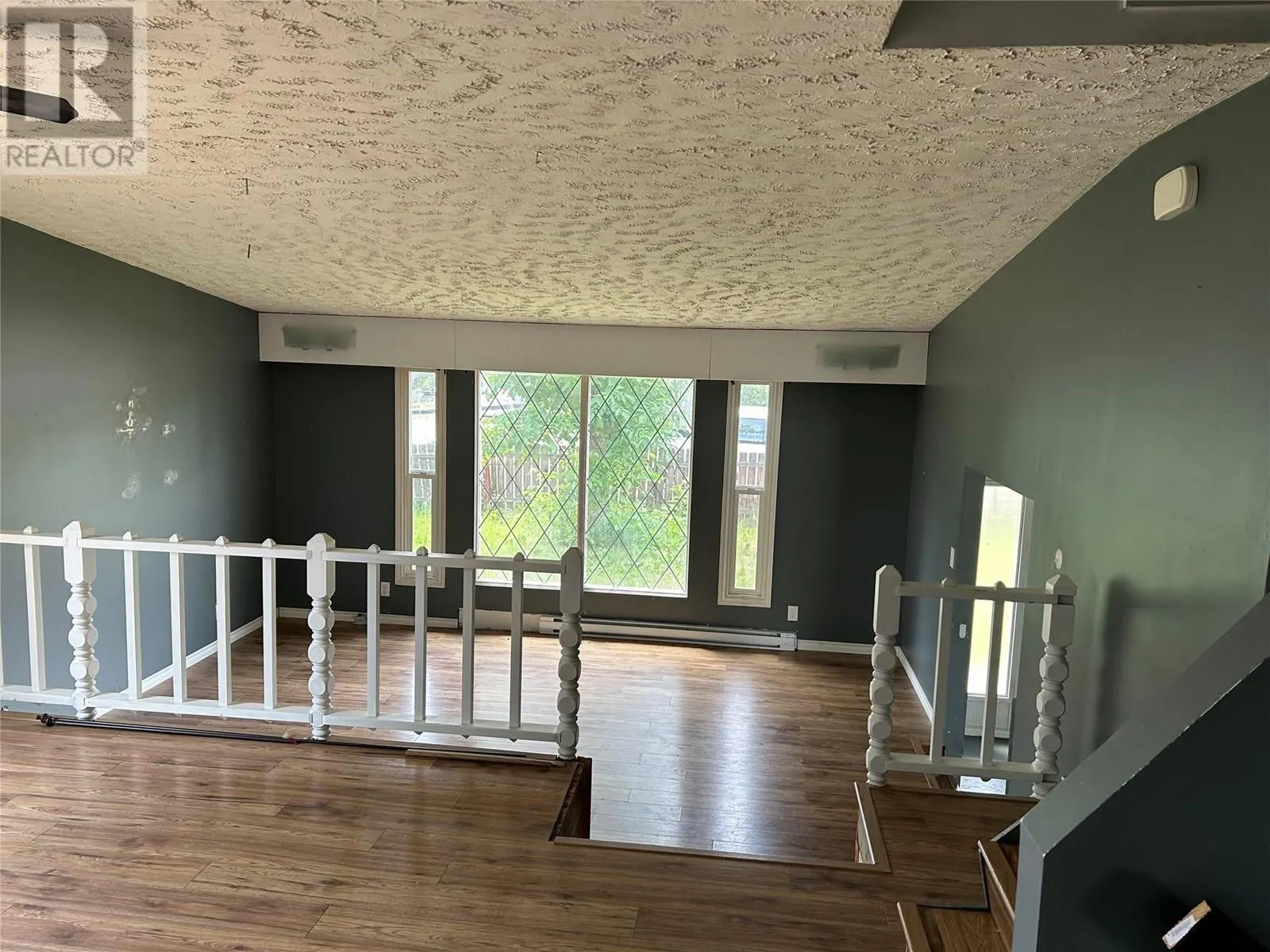 2571 Lakeshore Road