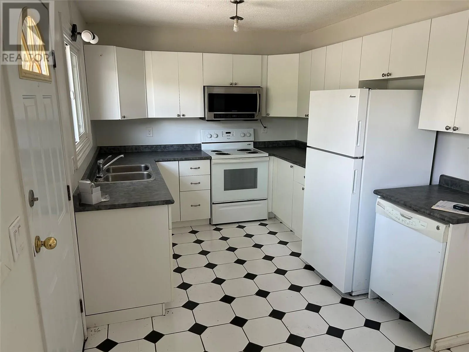 2571 Lakeshore Road