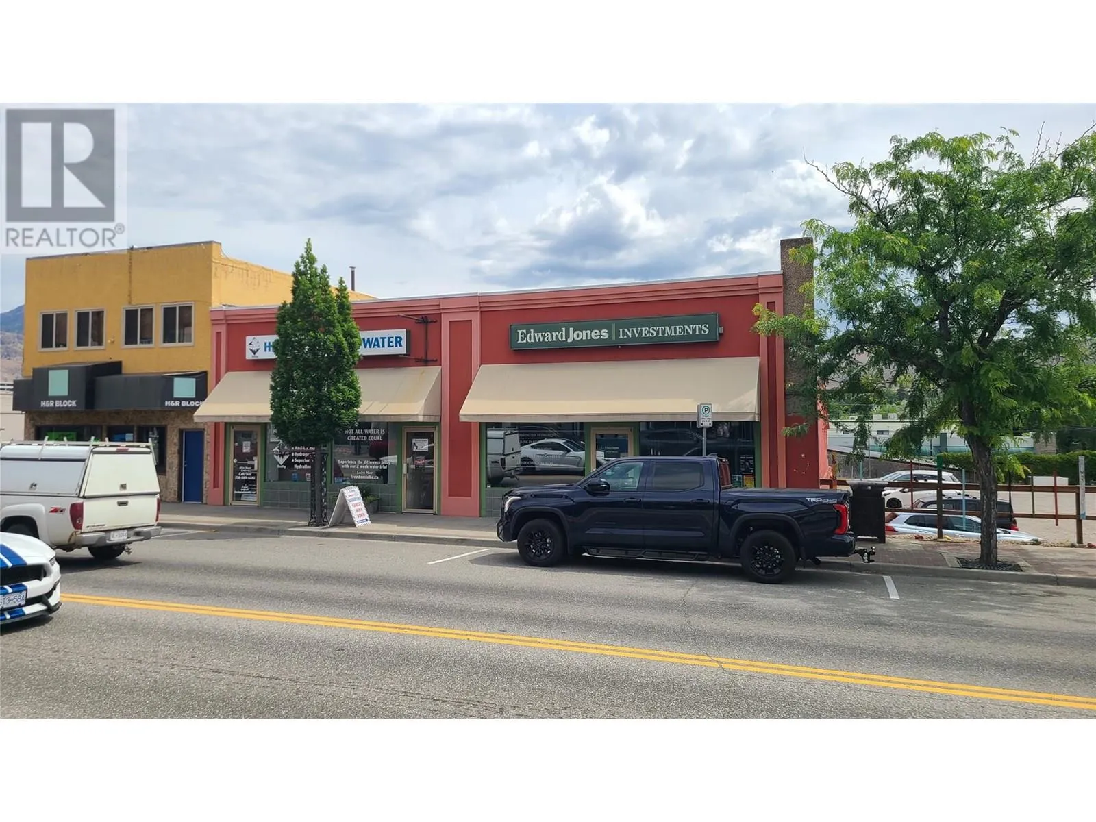 6239 MAIN Street Unit# 6235-6237