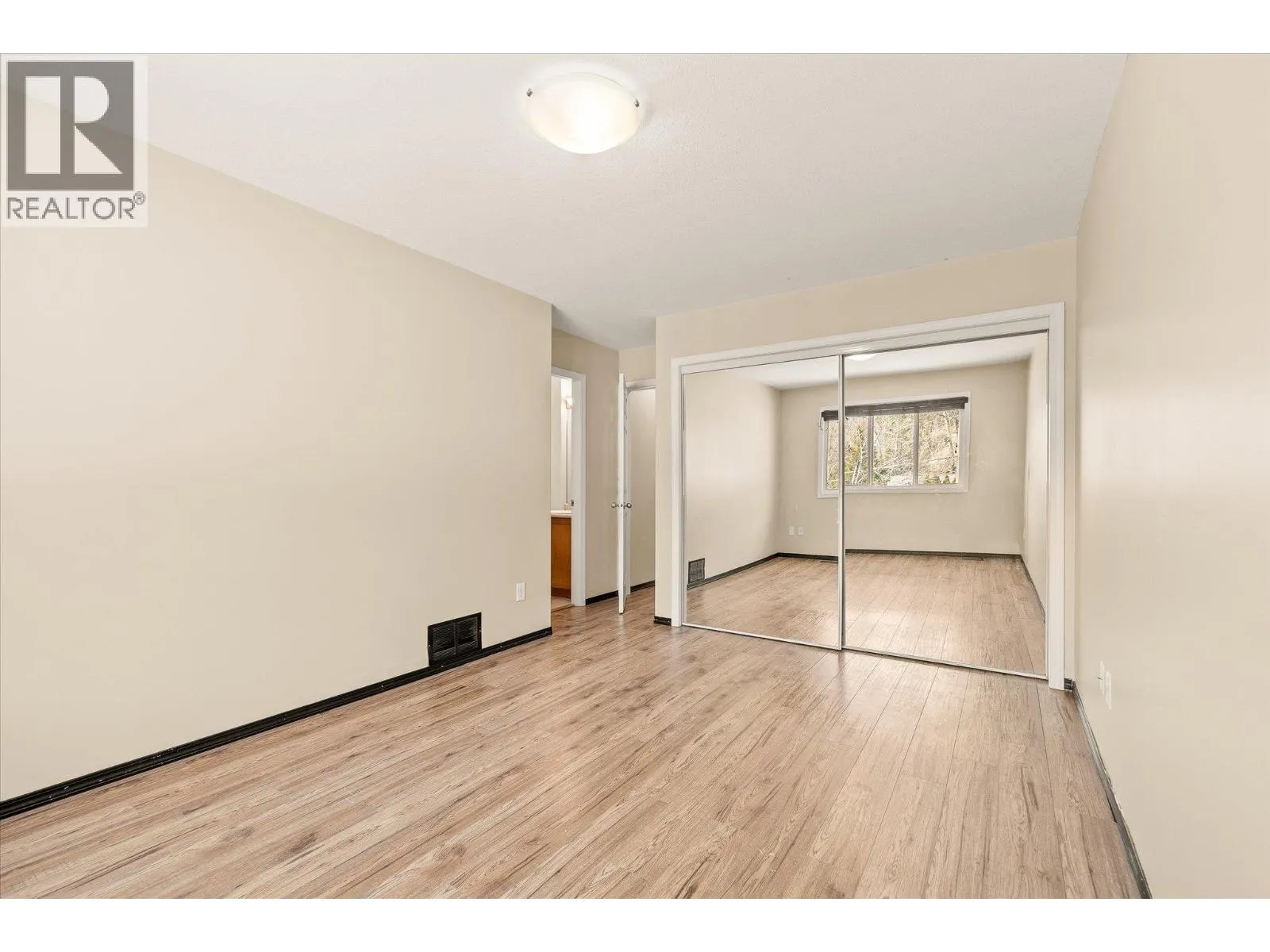 5460 Clements Crescent Unit# 106
