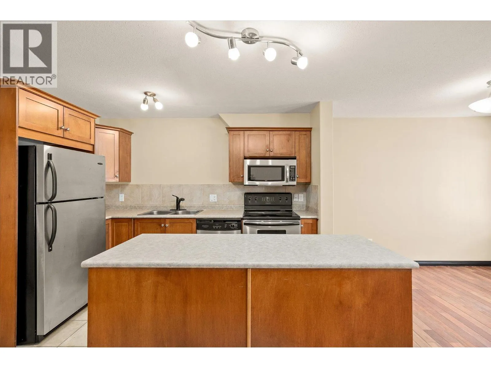 5460 Clements Crescent Unit# 106