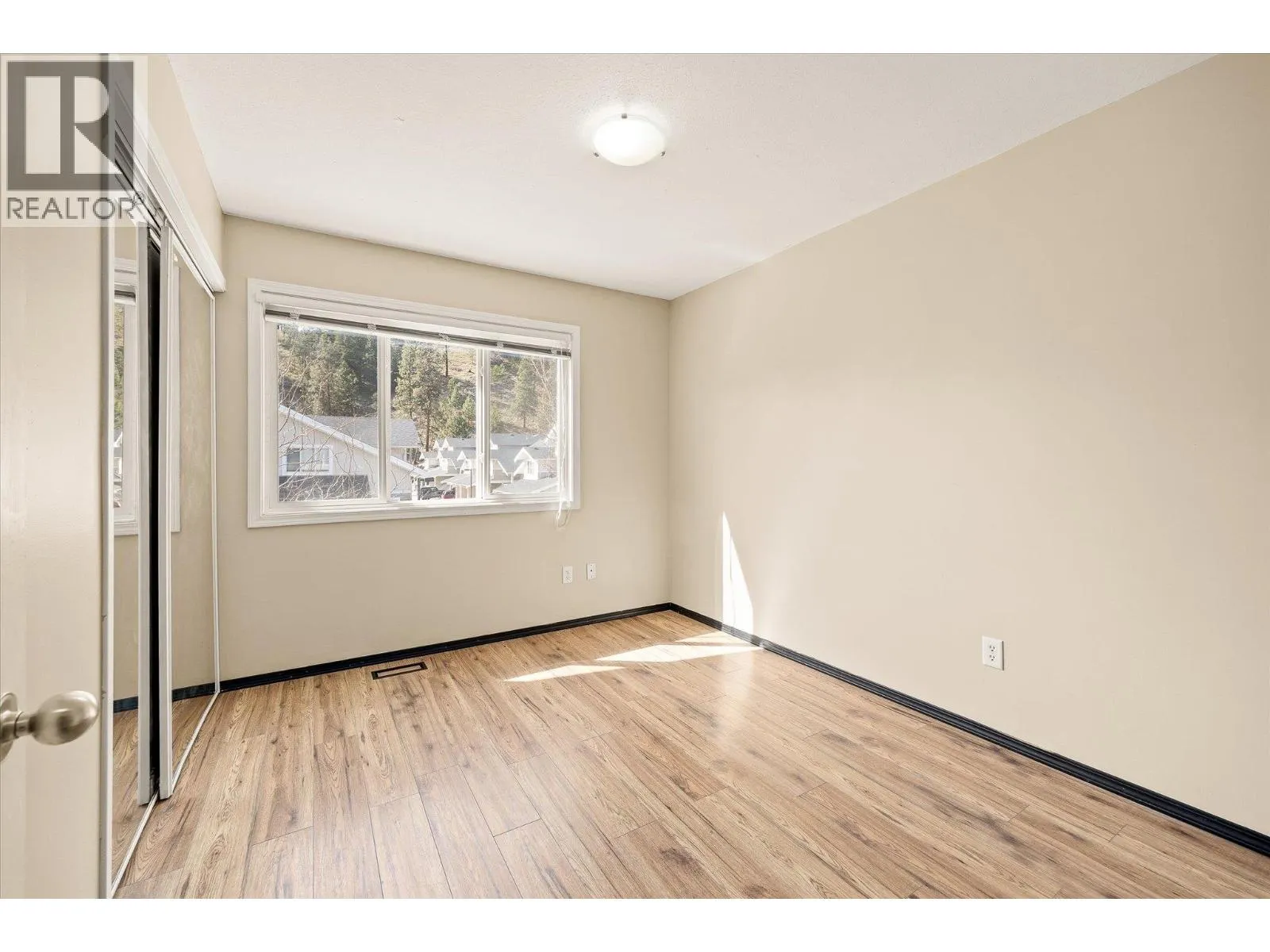 5460 Clements Crescent Unit# 106